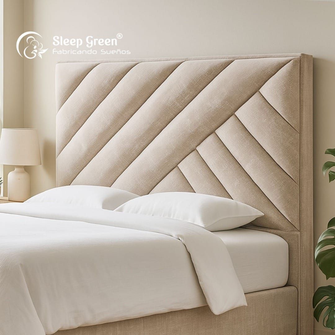 Cama tapizada en color beige con cabecero geométrico en un dormitorio suave y minimalista.