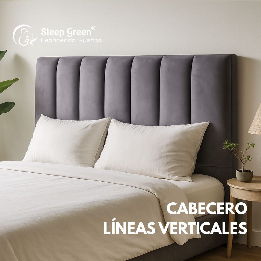 Cabecero gris de líneas verticales detrás de una cama blanca con dos almohadas en un dormitorio moderno