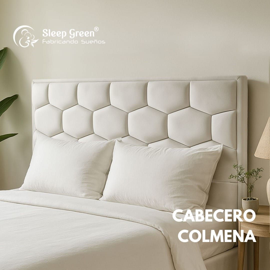 Cama blanca con cabecero capitoné hexagonal en un dormitorio beige, con la etiqueta “CABECERO COLMENA”.