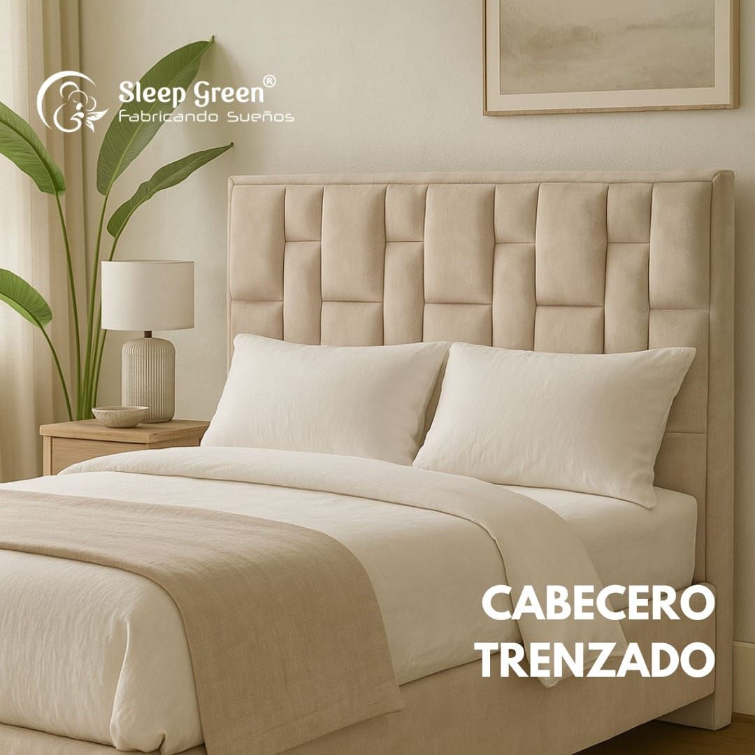 Habitación beige con cabecero acolchado, ropa de cama blanca y texto que dice “CABECERO TRENZADO”.