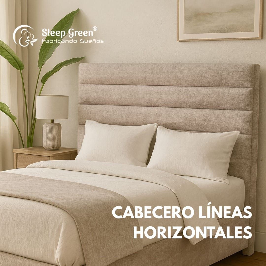 Cama con cabecero tapizado en color beige con líneas horizontales, almohadas blancas y ropa de cama a juego en un ambiente de dormitorio acogedor.