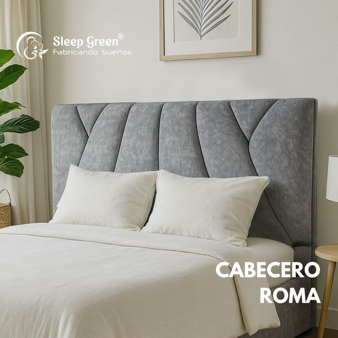 Cabecero capitoné tapizado en gris en un dormitorio luminoso con ropa de cama y almohadas blancas, con la etiqueta “CABECERO ROMA”.
