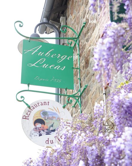 Un panneau vert sur lequel est écrit auberge lucas