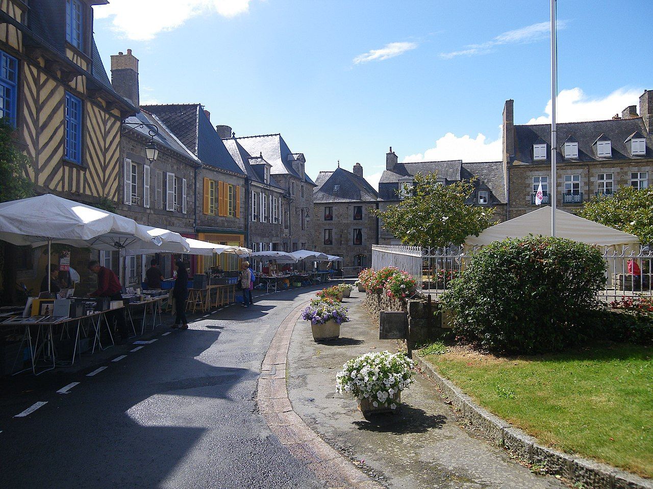 Une rue avec beaucoup de tables et de parasols