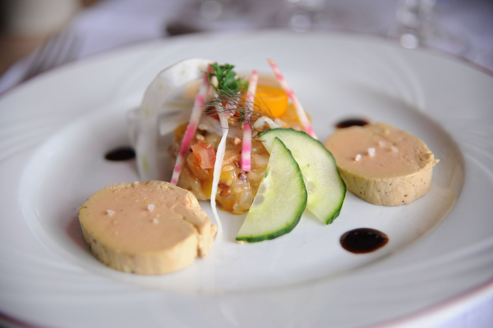 Un gros plan d'une assiette de nourriture sur une table