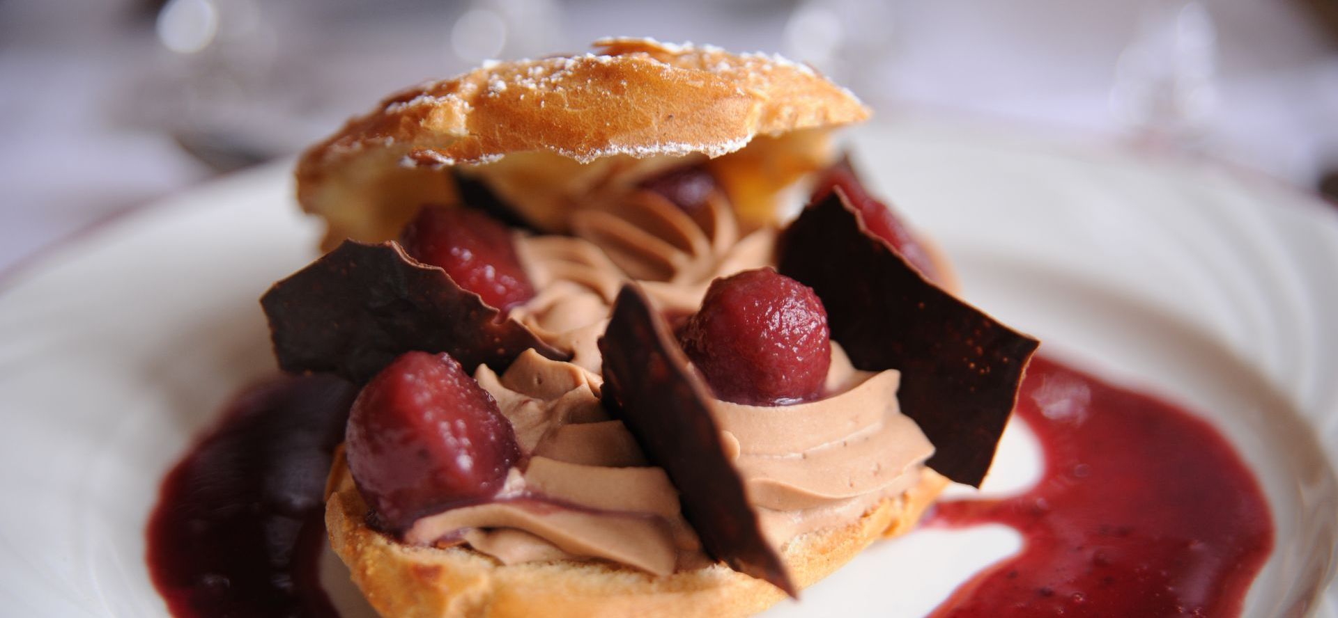 Un gros plan d'un dessert sur une assiette blanche.