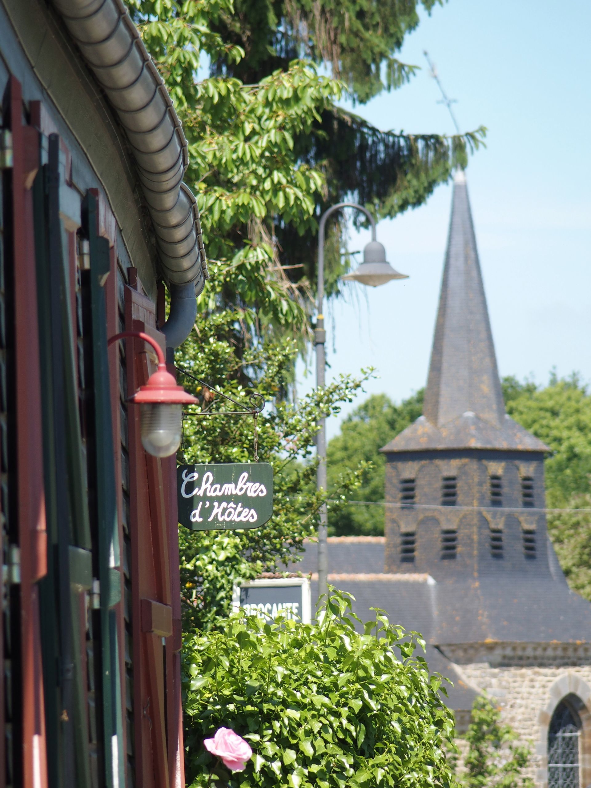 Un bâtiment avec un panneau indiquant « l'ancienne » dessus