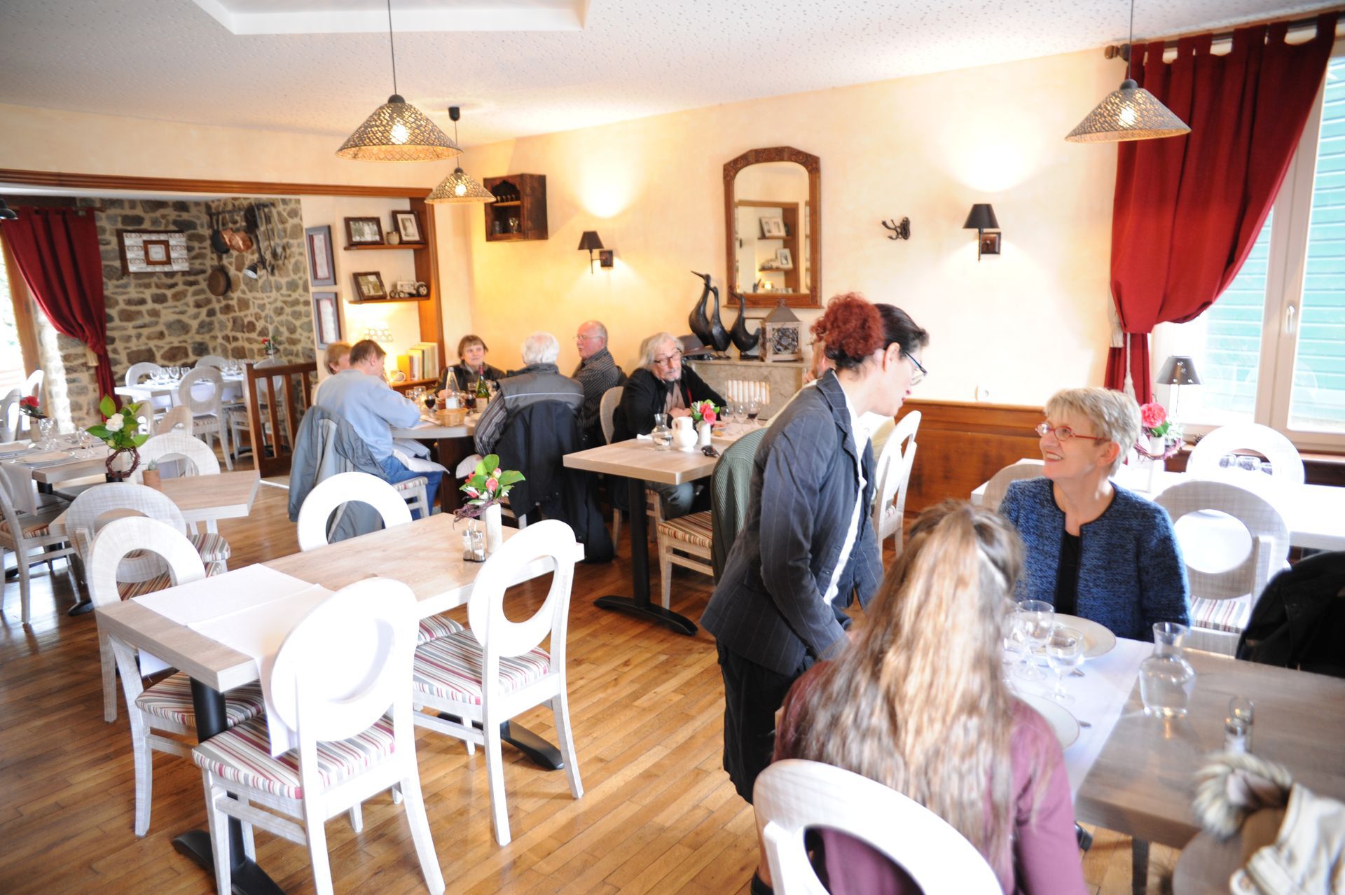 Un groupe de personnes sont assises à des tables dans un restaurant.