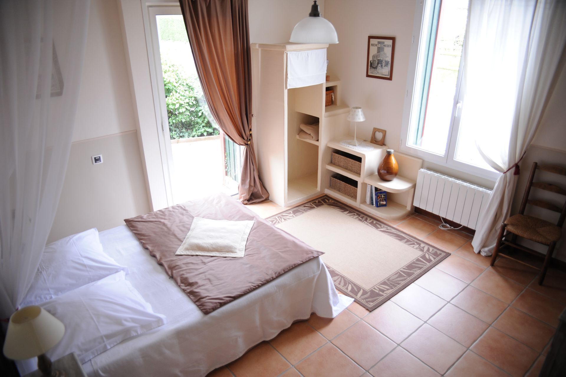 Une chambre avec un grand lit et un tapis au sol.