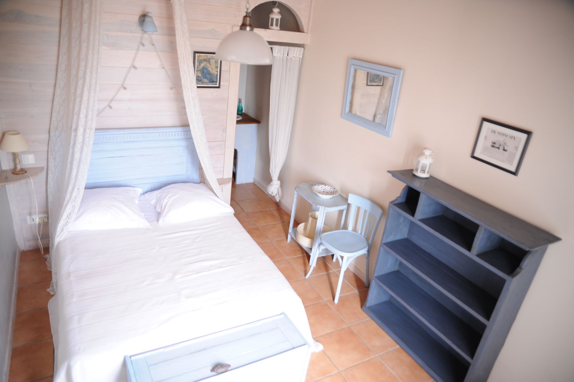 Une chambre avec un lit et une bibliothèque