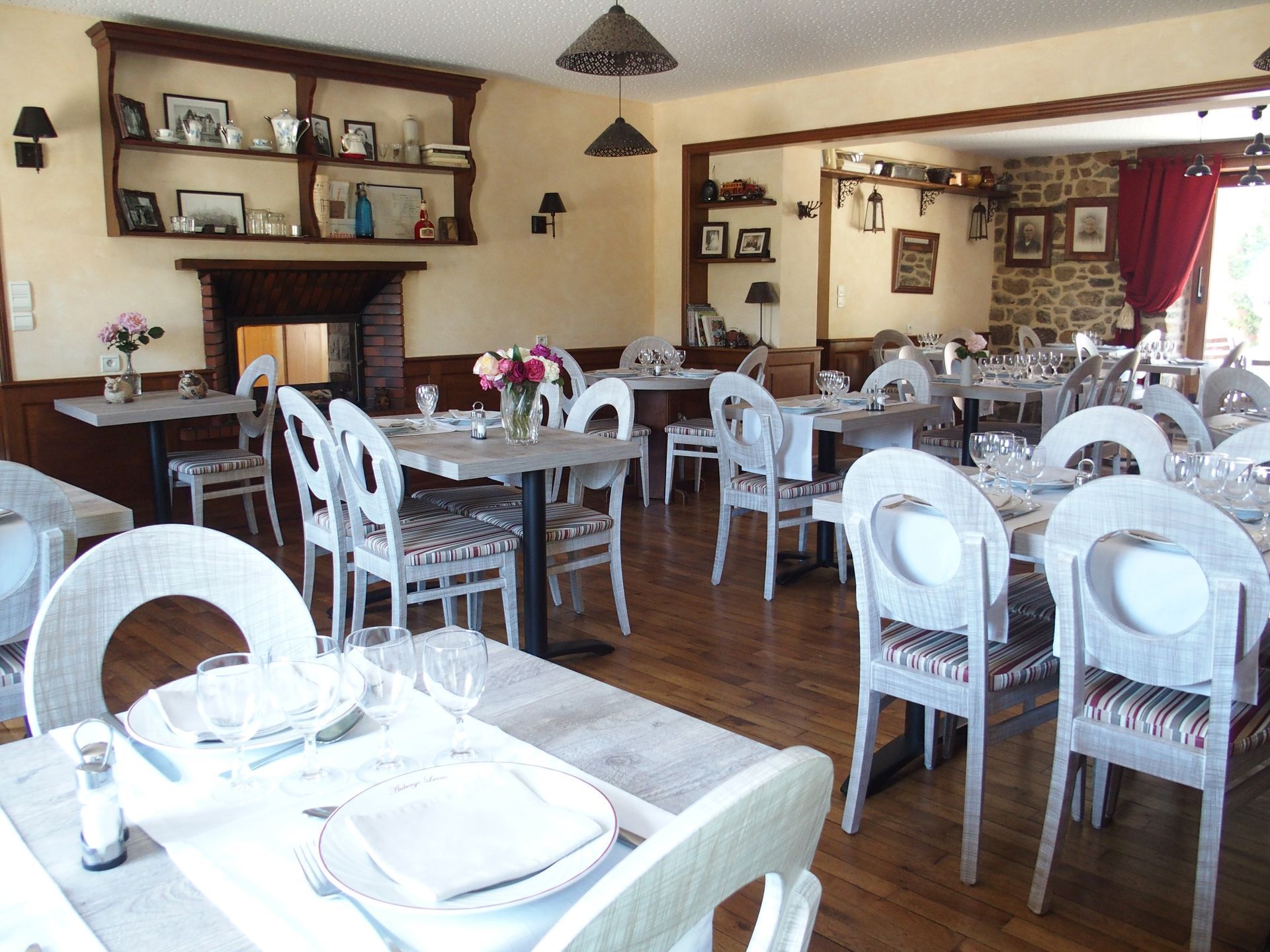 Une grande salle à manger avec tables et chaises et une cheminée