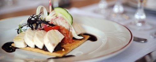 Un gros plan d'une assiette de nourriture sur une table.
