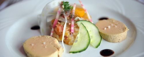 Un gros plan d'une assiette de nourriture avec des légumes sur une table.