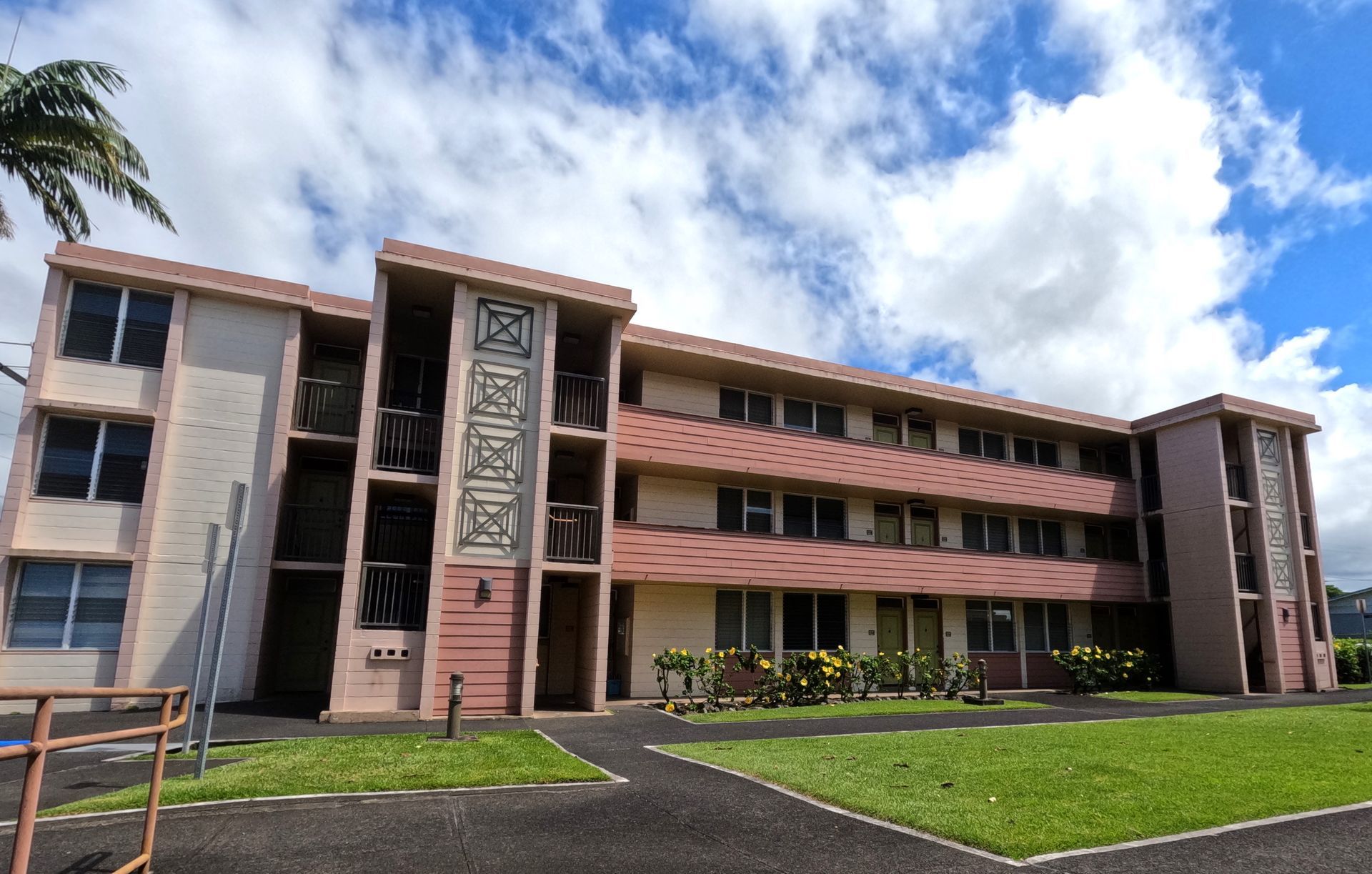 E KOMO MAI APARTMENTS  Exterior photo- Click to Learn more about this property