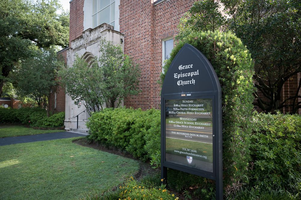 A sign in front of a brick building that says central library
