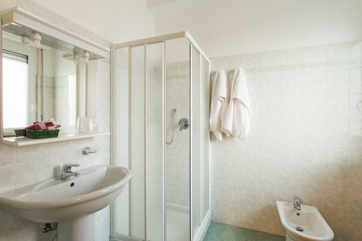 bagno camera doppia con doccia