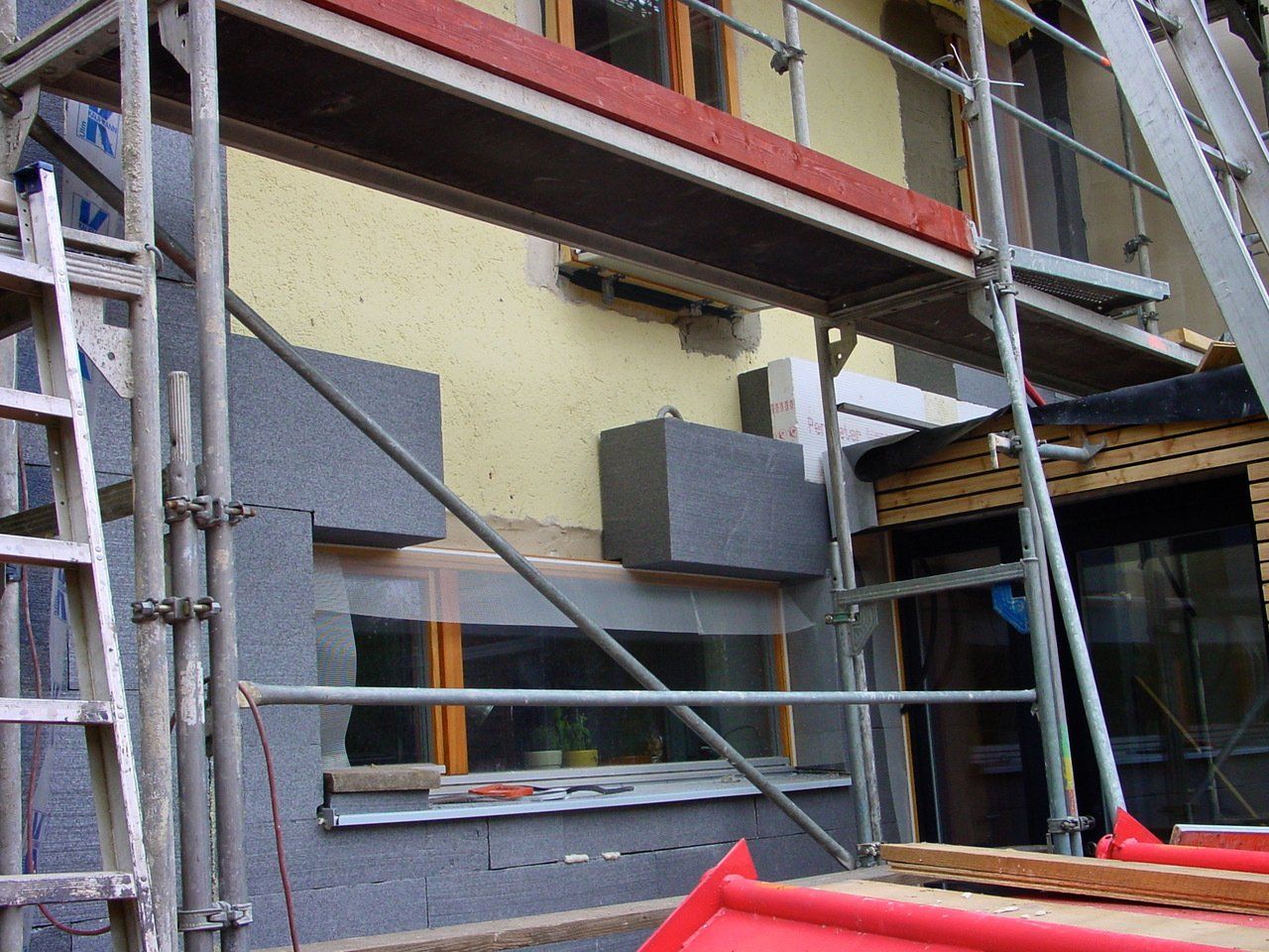 Baustelle mit Gerüst und Baudämmblöcken.