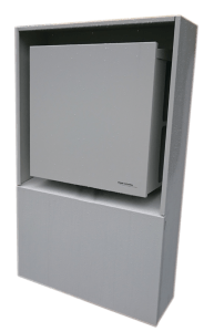 Grauer Briefkasten, eingelassen in einen passenden Metallrahmen, an der Wand befestigt.