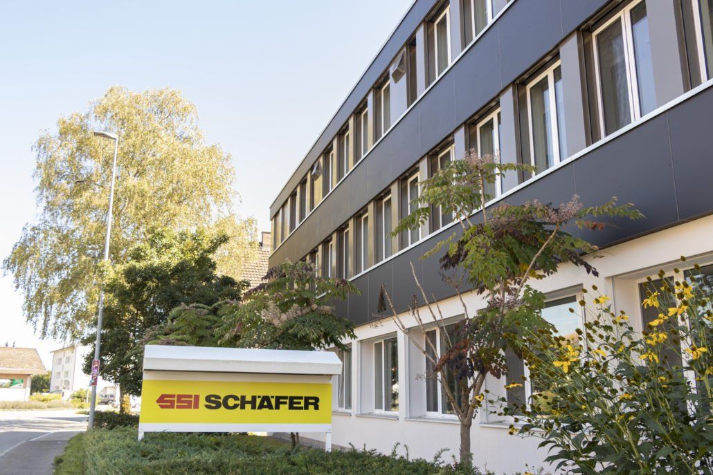 SSI SCHÄFER Gebäude mit Schild davor.