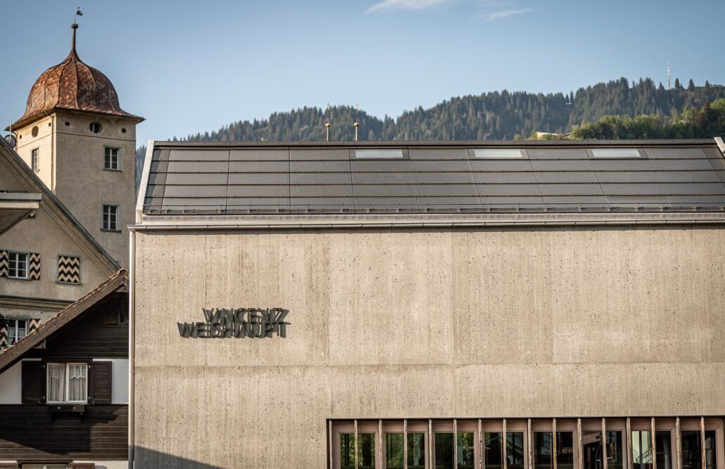 Modernes Betongebäude mit der Aufschrift „Museum Toggenburg“, neben einem Turm mit Kupferdach.