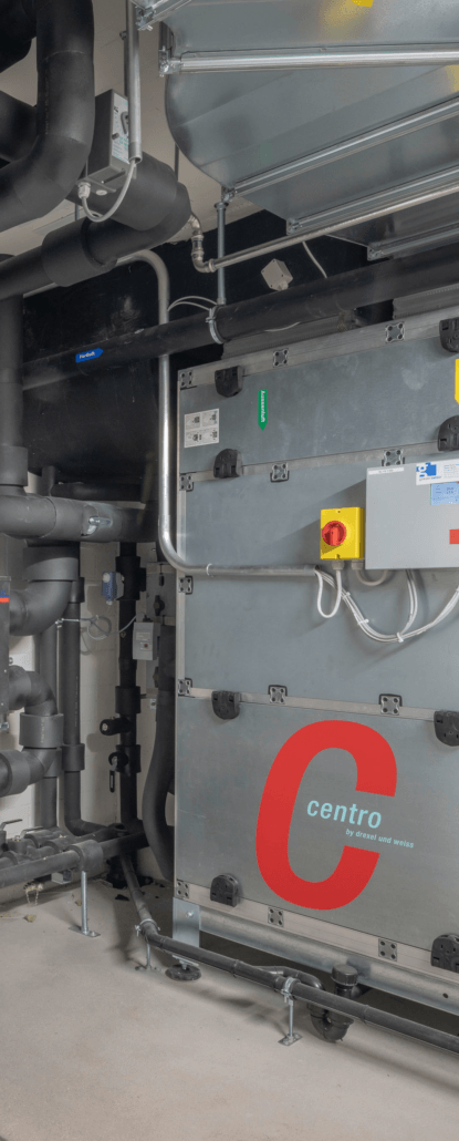 Industrielles Lüftungsgerät mit einem großen roten „C“.