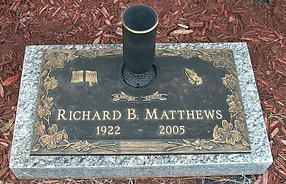 Gravestone plaque for Richard B. Matthews, 1922–2005, with a black vase on top