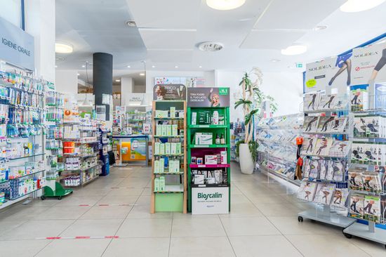 farmacista constatando un medicinale