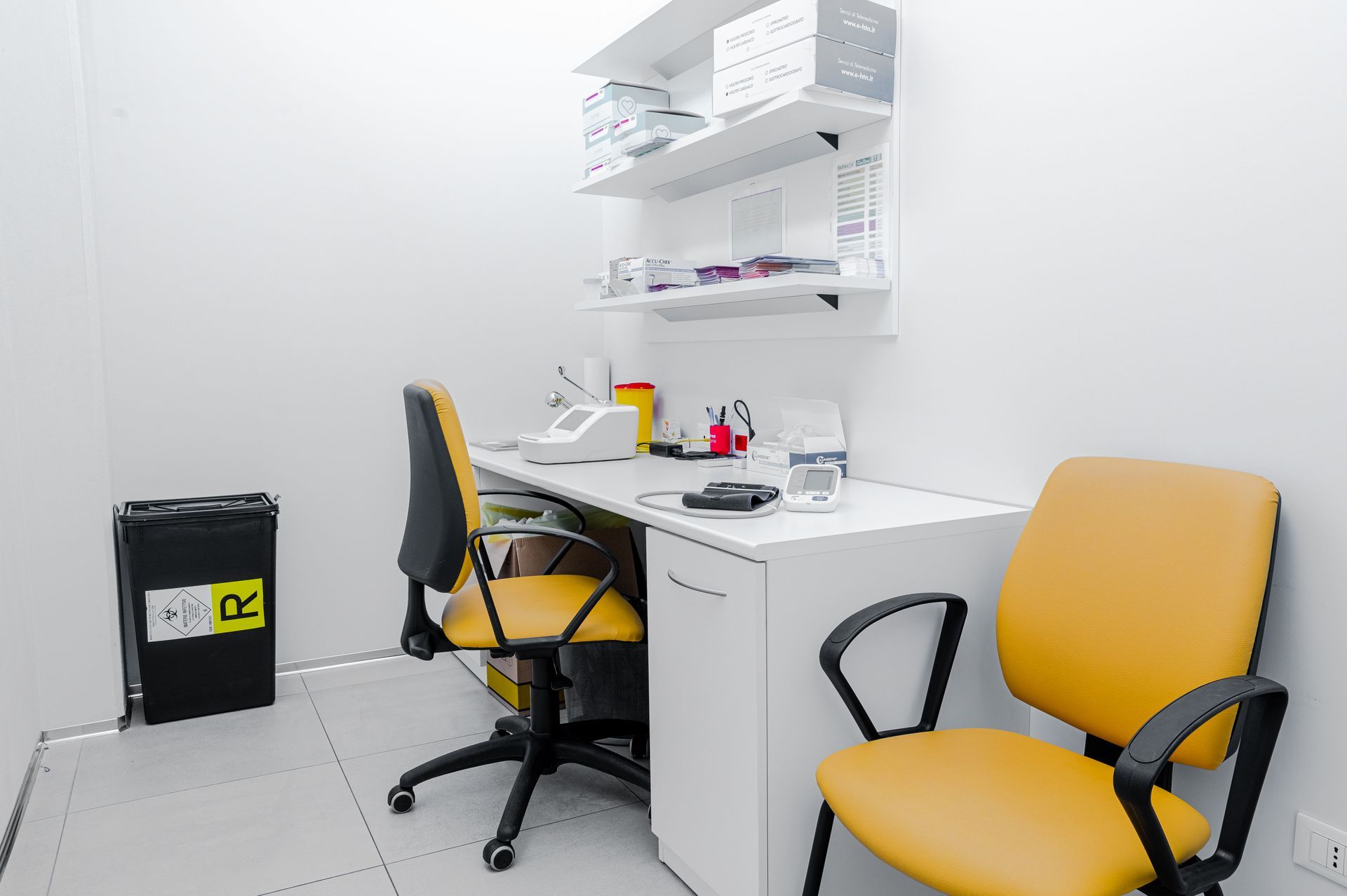Farmacista sorridente donna