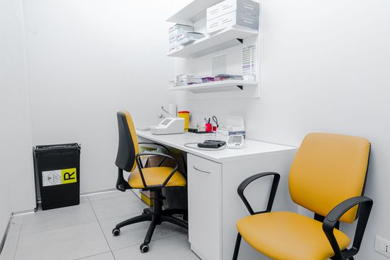 Farmacista sorridente donna