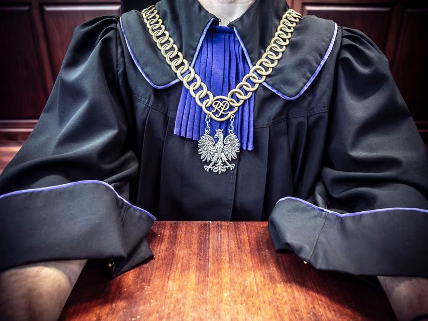 Private dispute resolution near me compared with court litigation, highlighting fast online arbitration services.
