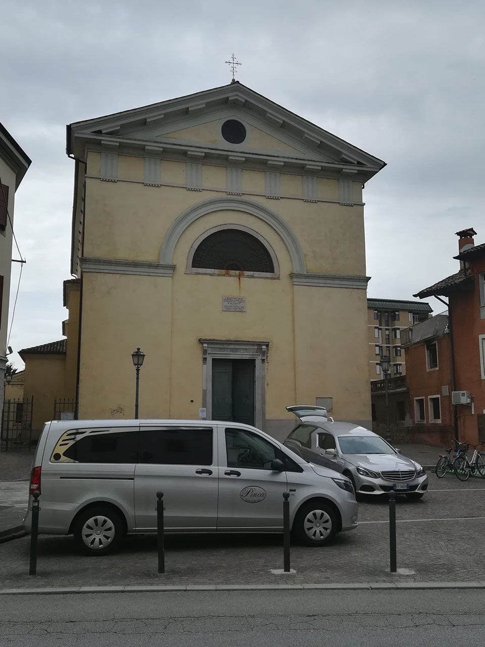 autofunebre davanti alla chiesa