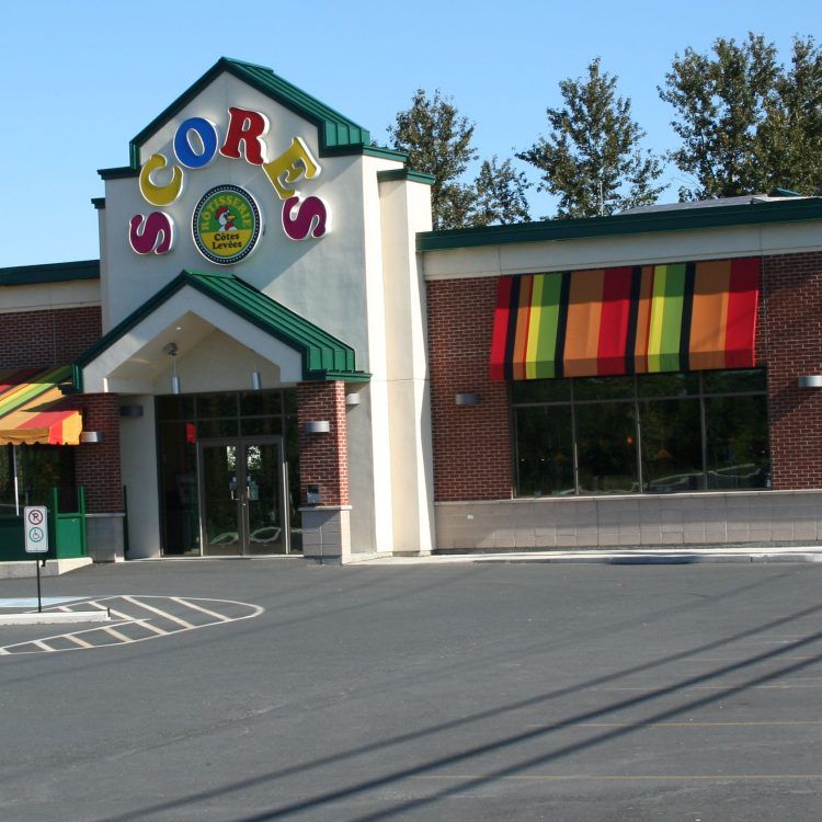 L'extérieur d'un restaurant Scorzie's, avec ses auvents colorés et son toit vert.