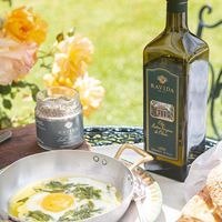 Ei mit grünem Spargel, verfeinert mit italienischem Bio-Olivenöl von RAVIDA