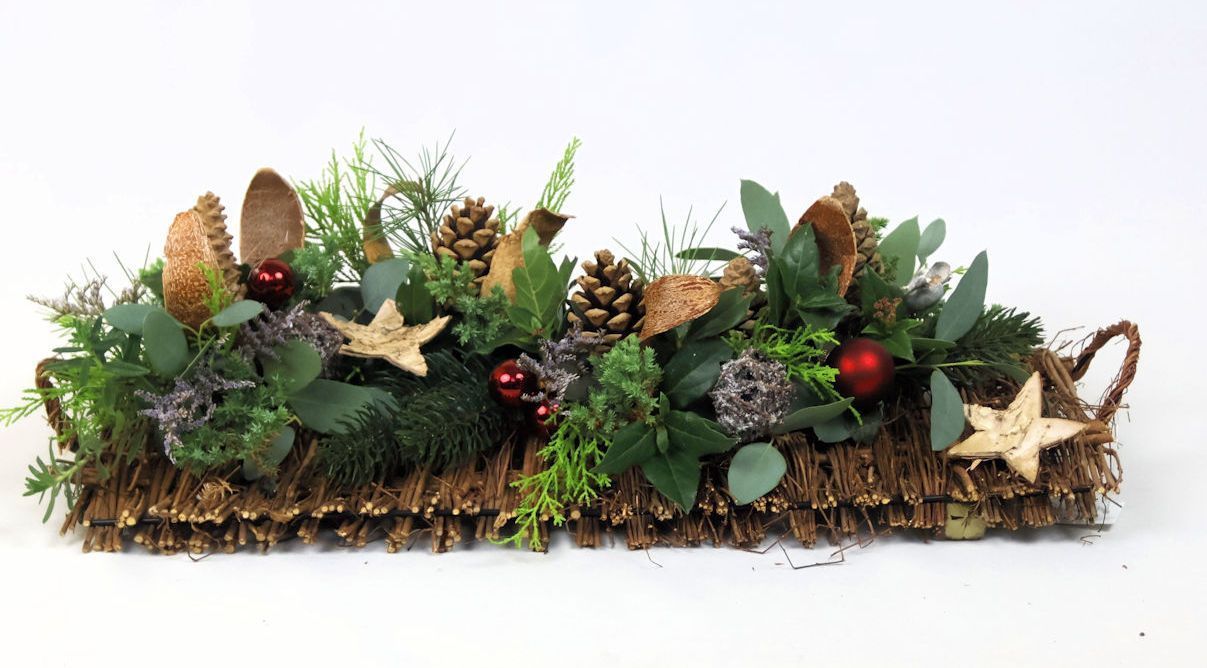 Een weergave van kerstversieringen op een houten serveerplank