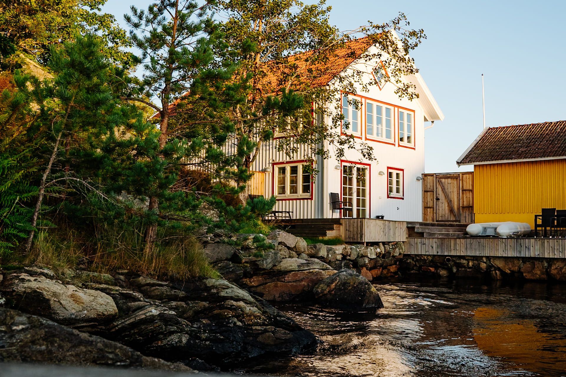Ferienhaus in Stillingsön auf Orust direkt am Meer mit großer Terrasse, Meerblick und moderner Einri