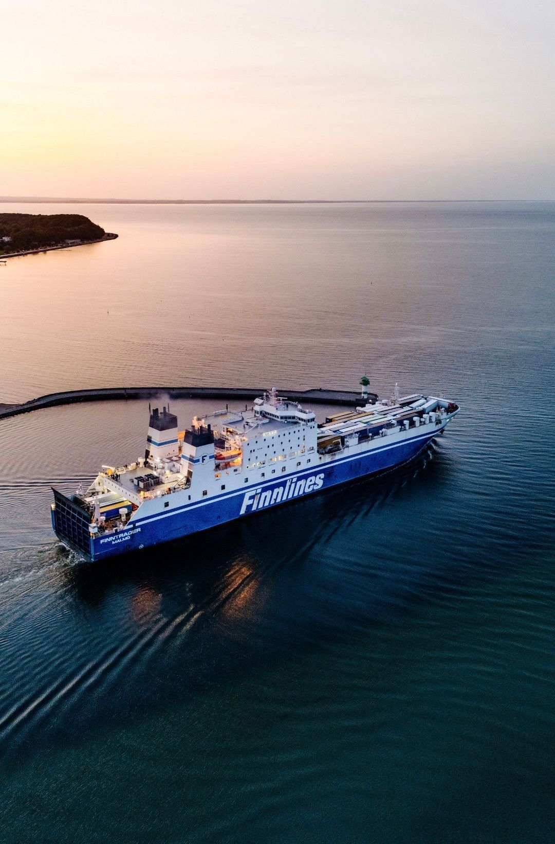 Finnlines Fähre im Sonnenuntergang