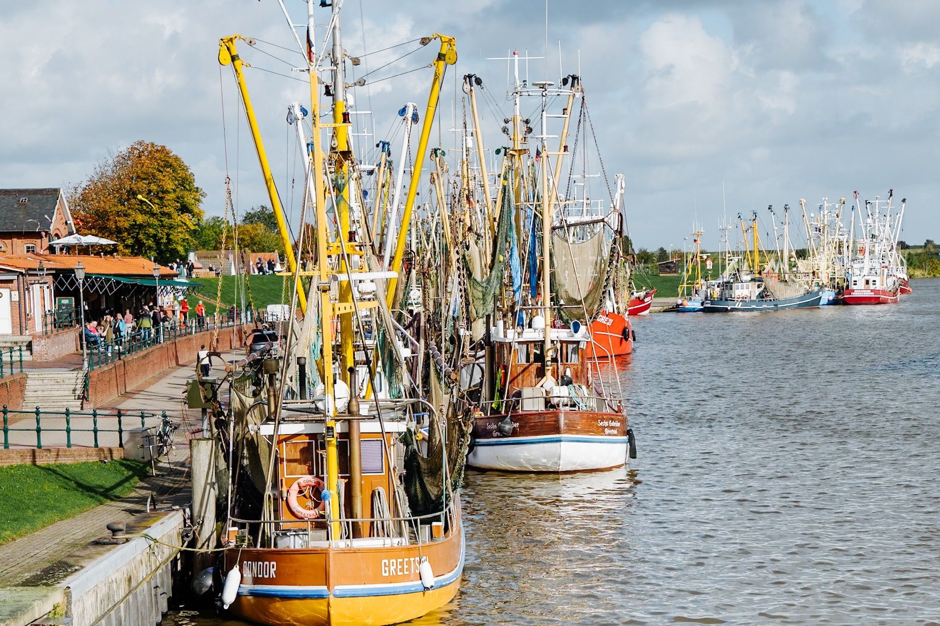 Greetsiel entdecken: Hafen, historische Häuser und mein Café-Tipp für hausgemachten Apfelkuchen im C