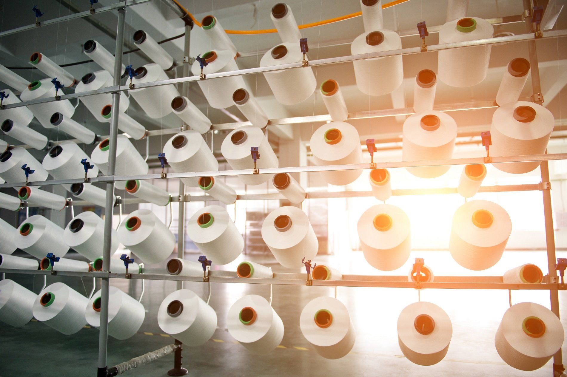 In uno stabilimento di produzione, illuminato da una luce intensa