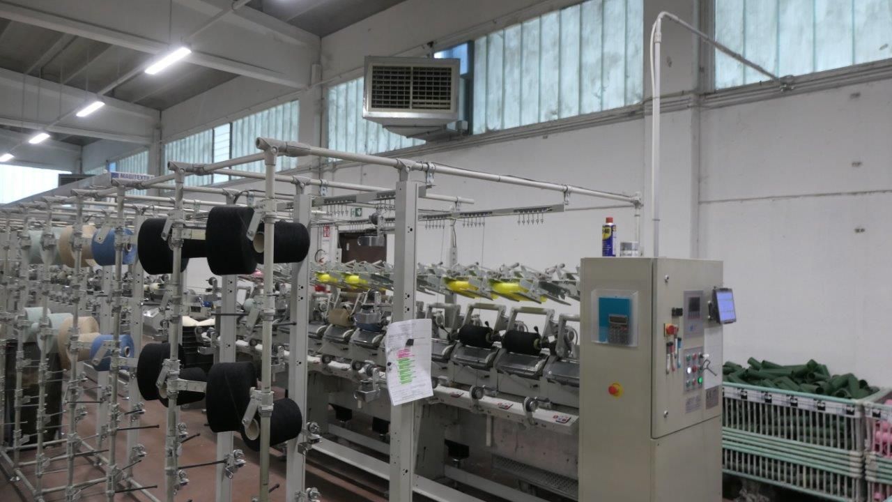 Una macchina avvolgitrice industriale per filati in un ambiente di fabbrica