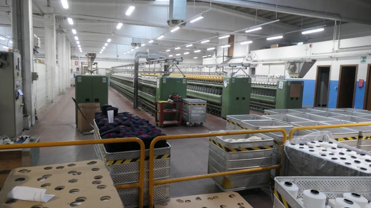 Una veduta del reparto produttivo di una fabbrica tessile industriale