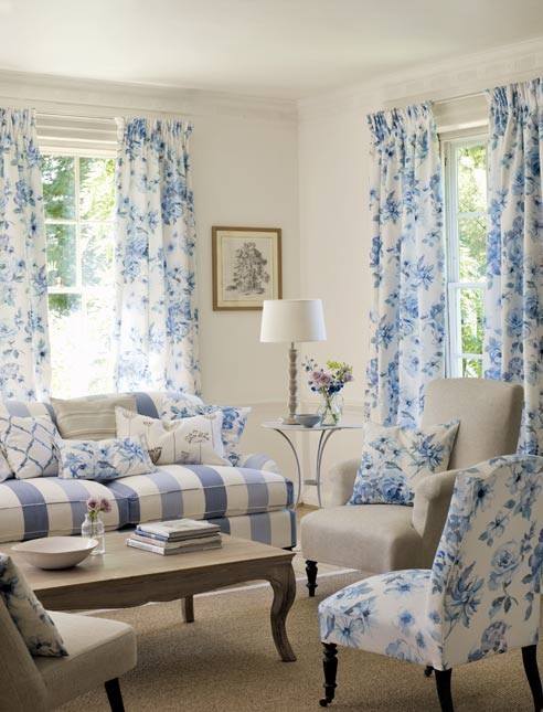 Un soggiorno con tende floreali blu e bianche