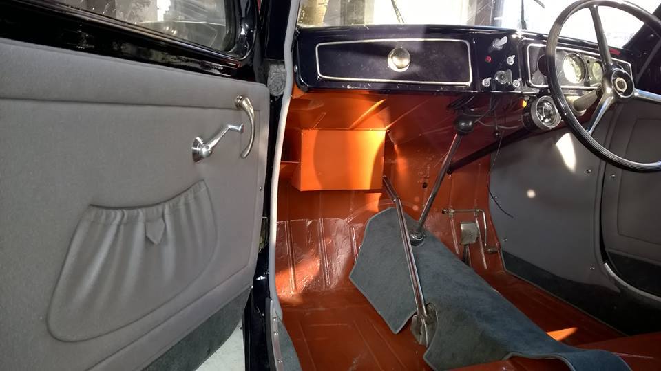 L'interno di un'auto con la portiera aperta e il volante