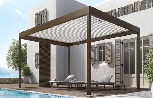 Un pergolato è situato accanto a una piscina di fronte a una casa.