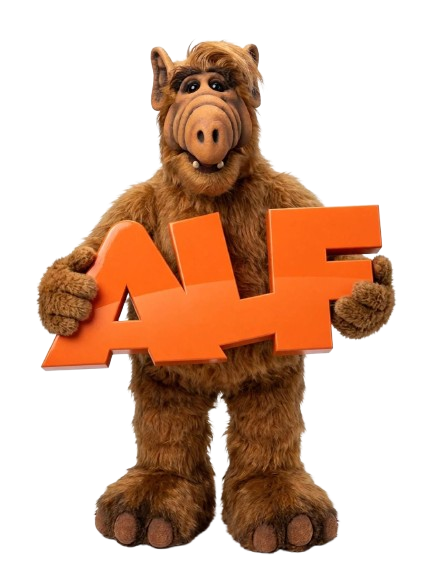 Marioneta marrón de ALF sosteniendo grandes letras naranjas sobre un fondo blanco