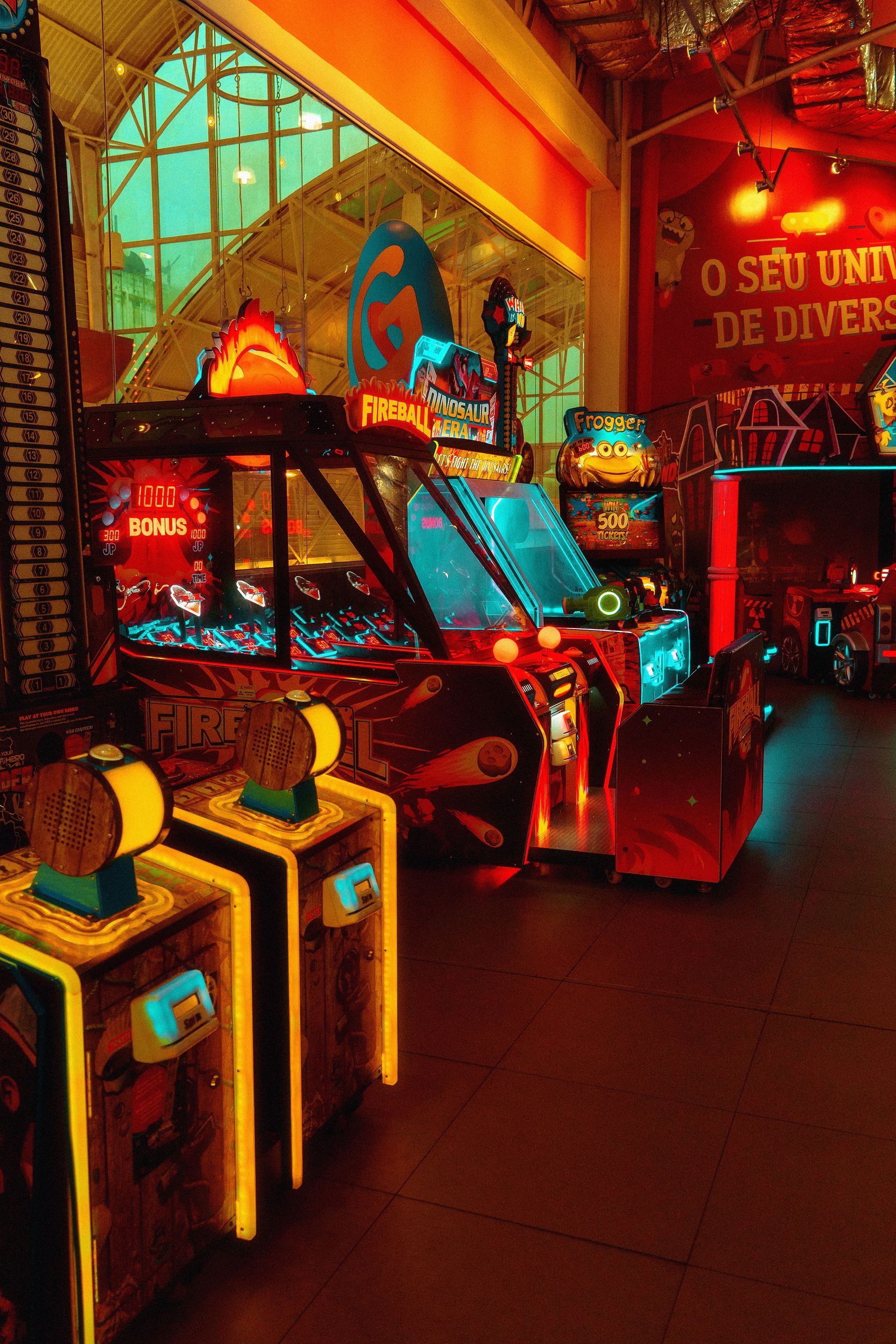Sala recreativa colorida, con máquinas recreativas luminosas y luces de neón en un espacio interior tenue