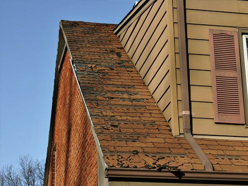 a house with a roof that has a lot of shingles on it