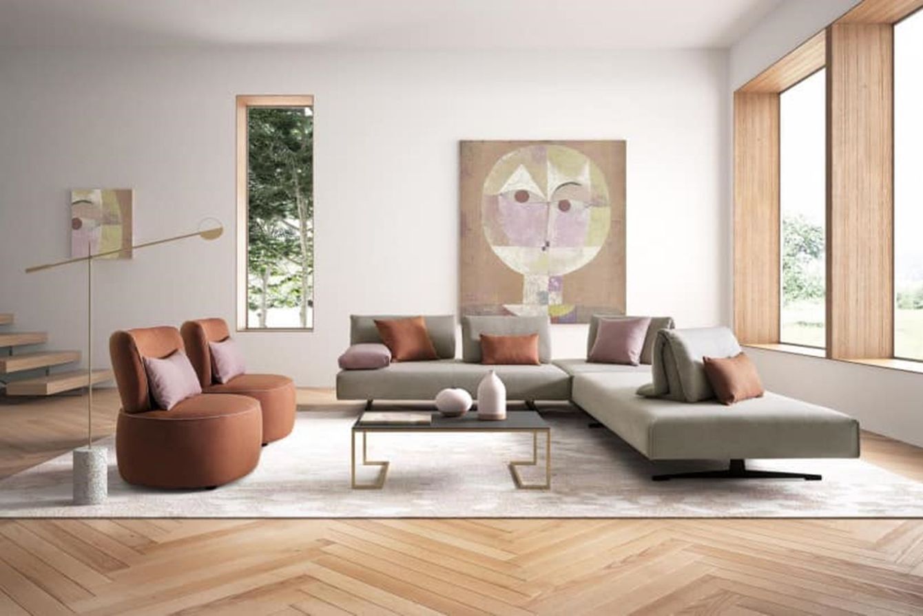 Soggiorno moderno dai toni neutri, con un divano componibile, due poltrone arrotondate e opere d'arte.
