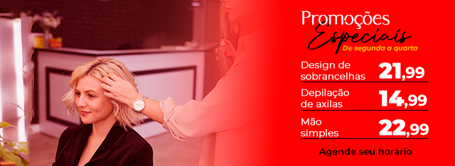 Mulher arruma cabelo em um salão, ao lado de um menu vermelho com serviços de beleza com desconto e seus respectivos preços.