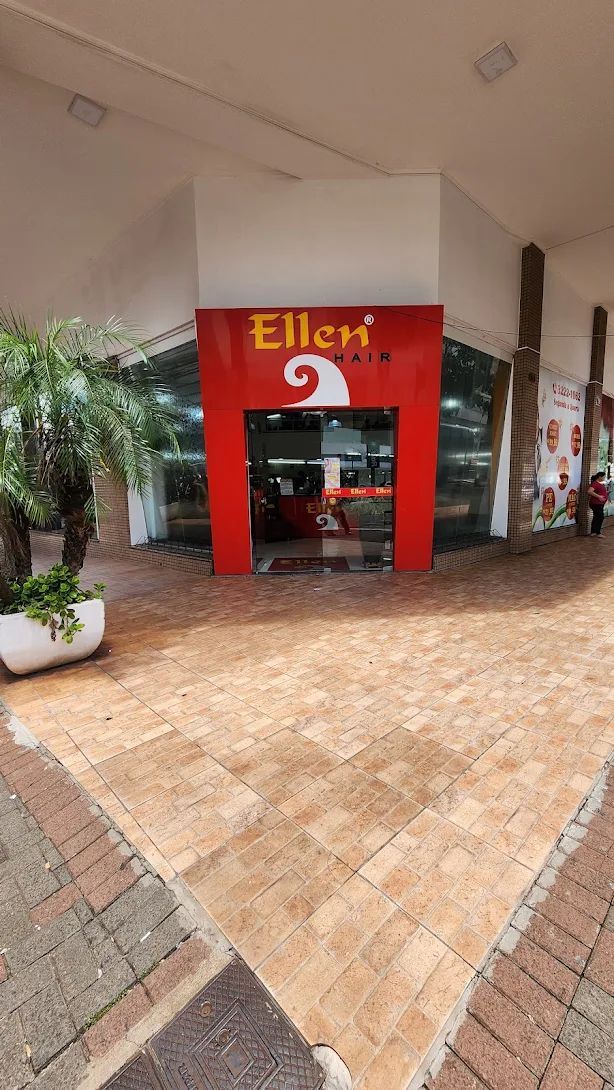 Fachada com moldura vermelha e placa 