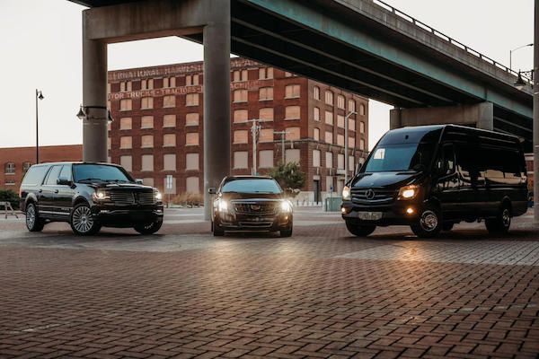 Airport Limo Drop Off Overland Park www.pechlimo.com